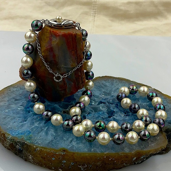 16” Cultured White Pearls & Peacock Colored Cultured Pearls With 925 Clasp - Picture 2 of 10